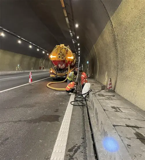 东阿隧道排水渠清淤